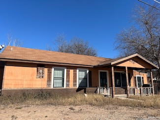 202 S 4th St, Uvalde, TX 78801