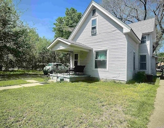 704 E 13th Ave, Winfield, KS 67156
