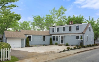 12 Cannon St, Mattapoisett, MA 02739