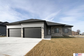 465 Half Moon Dr, Lincoln, NE 68527
