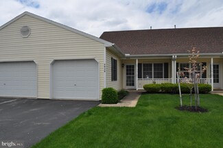 2030 Village Cir E, York, PA 17404