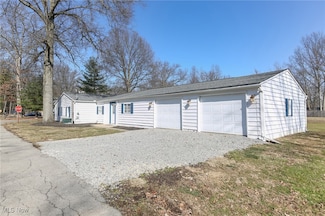 17791 Denver Dr, Lake Milton, OH 44429