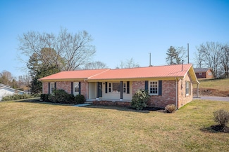663 N Edgewood Dr, Sparta, TN 38583