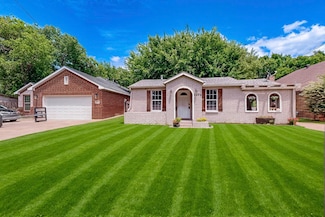 2226 Varsity Dr, Grand Prairie, TX 75051