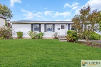 27 Railroad Ave, Helmetta, NJ 08828