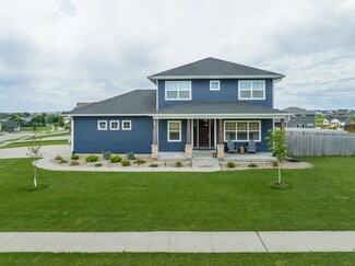 2208 Ashworth Dr, Cedar Falls, IA 50613
