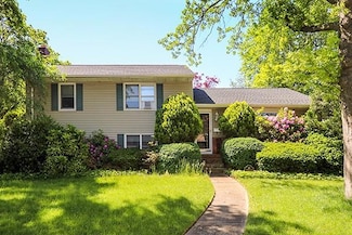 98 Bayberry Ave, Garden City, NY 11530