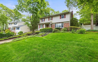 9 Gull Dr, Hauppauge, NY 11788