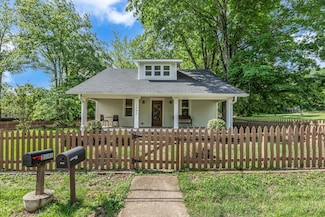 2642 Stuart St, Burns, TN 37029