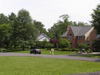 105 Middlesex Dr, Slingerlands, NY 12159