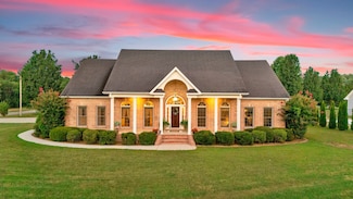 594 Waters Edge Dr, Estill Springs, TN 37330