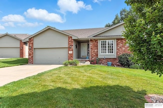 5008 Lakeside Dr, Papillion, NE 68133