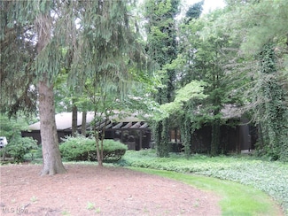 1979 Twin Oaks Dr, Girard, OH 44420