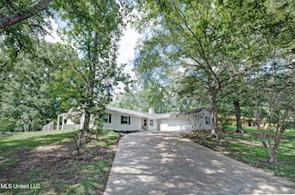 1201 Manchester Dr, Clinton, MS 39056