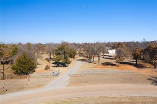 2590 E Lakewood Dr, Guthrie, OK 73044
