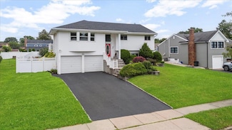 25 Amapola Ln, Kings Park, NY 11754