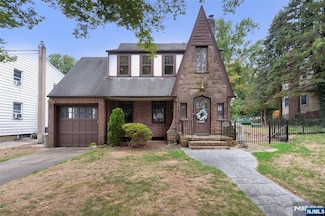 318 Gilbert St, Ridgewood, NJ 07450