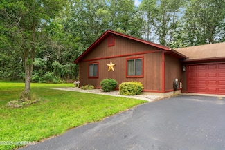 5 Flamingo Dr, Howell, NJ 07731