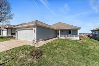 710 E Saturn Dr, Raymore, MO 64083