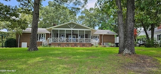303 E Arrowhead Dr, Clinton, NC 28328