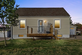 2420 Lori Dr SW, Cedar Rapids, IA 52404