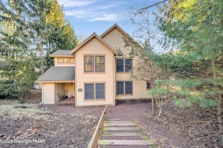 411 Hickory Dr, Tannersville, PA 18372