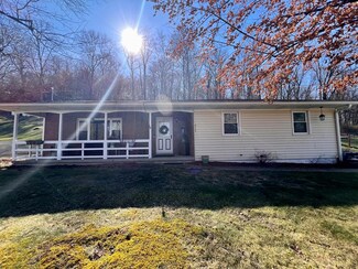 913 Maple Ln, Sistersville, WV 26175