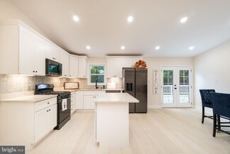 7024 Lee Park Ct, Falls Church, VA 22042
