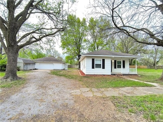 209 E 3rd St, Mulberry, KS 66756