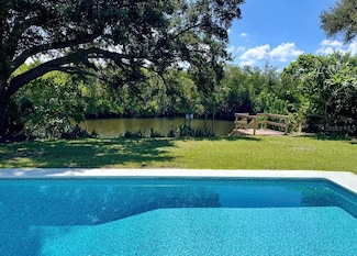 8385 81st St, Seminole, FL 33777