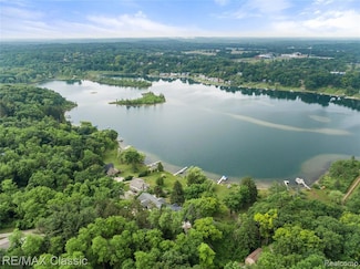 1420 Pettibone Lake Rd, Highland, MI 48356