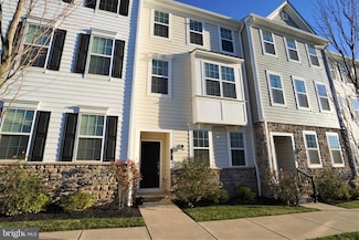 6 Manchester Dr, Hatboro, PA 19040