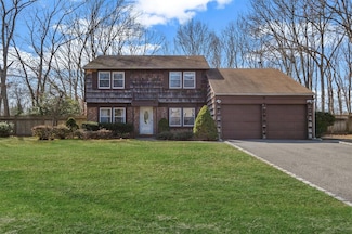 2 Biscayne Dr, Mount Sinai, NY 11766