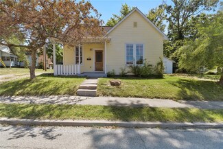 615 8th St, Charleston, IL 61920