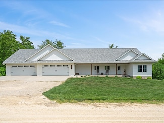 21104 Rebel Dr, Anamosa, IA 52205
