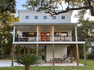 218 Thomas St, Bay St. Louis, MS 39520