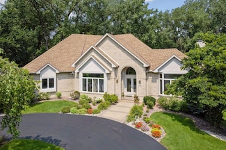 689 Brookside Ln, Saint Paul, MN 55118