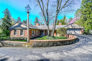 901 Runnymede Rd, Oakwood, OH 45419