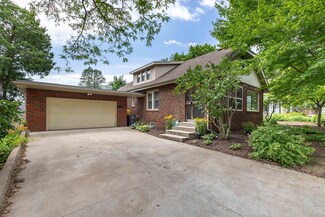 1726 Overview Ct, Dubuque, IA 52003