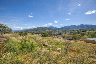 695 Suncrest Rd, Talent, OR 97540