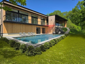 8 River Vista Dr, Marlborough, NY 12542