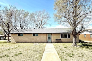 942 S Santa fe, Mooreland, OK 73852
