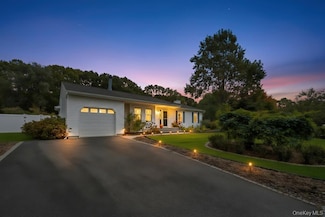 47 Evelyn Ct, Manorville, NY 11949