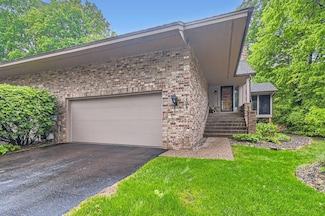 1104 Hollybrook Dr, Wayzata, MN 55391