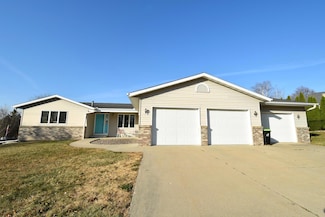 360 E 13th St, Zumbrota, MN 55992