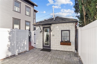 6 Cross St, Newport, RI 02840
