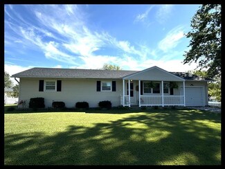 902 Crestview Dr, Macon, MO 63552