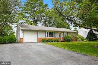 818 Lakeview Dr, Lancaster, PA 17601