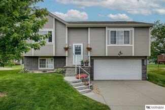 1504 Lakewood Dr, Papillion, NE 68046