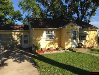 120 4th St NE, Buffalo Center, IA 50424